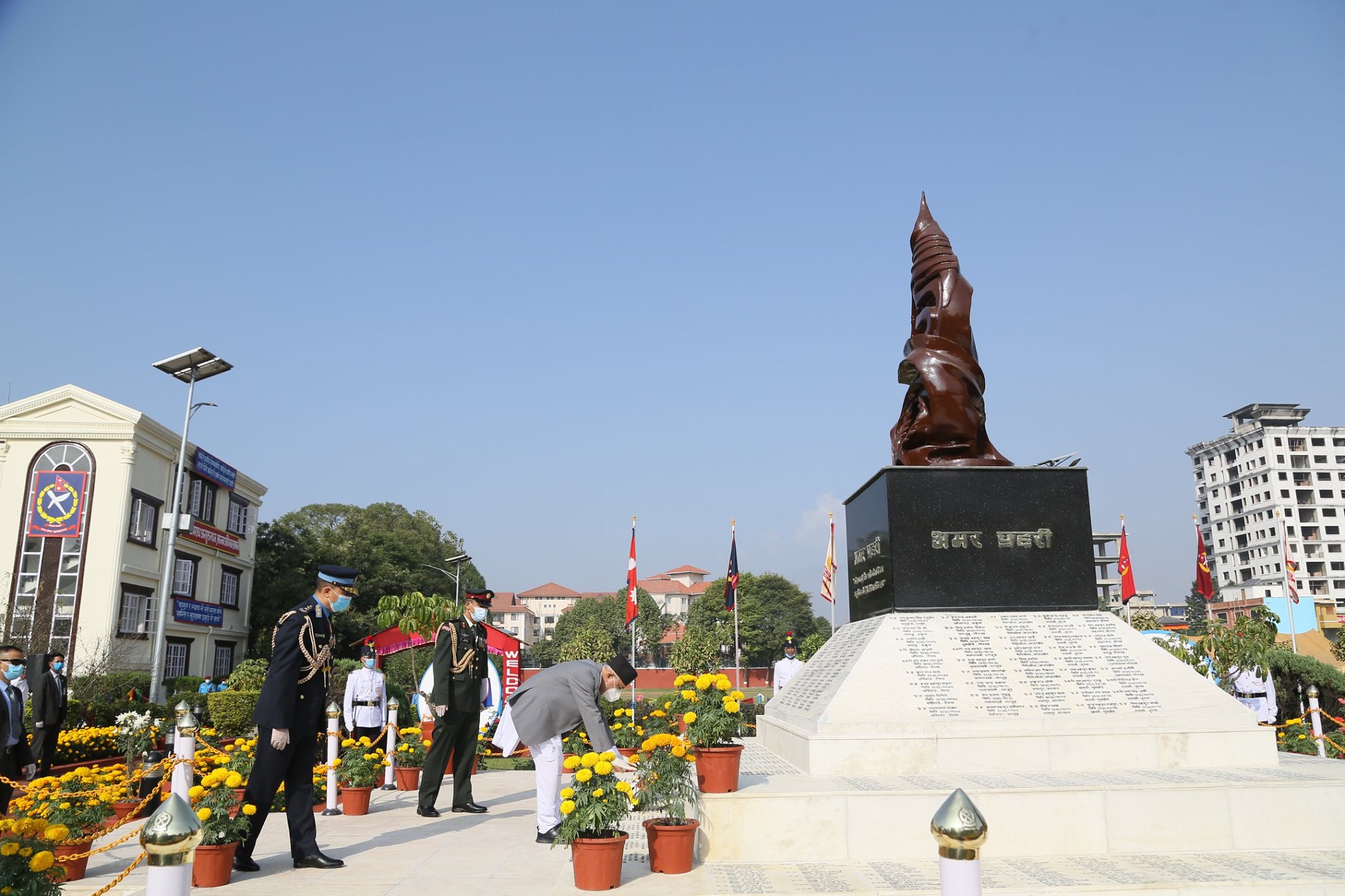 फोटोमा हेर्नुस् ६५ औं प्रहरी दिवसका अवसरमा प्रहरी प्रधान कार्यालयमा आयोजित समारोह