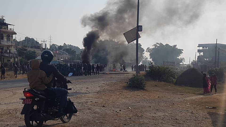 बर्दिबासमा प्रहरीको गोली लागी घाइते भएका एक जनाको मृत्यु भएपछि स्थानीयबासी थप आन्दोलित