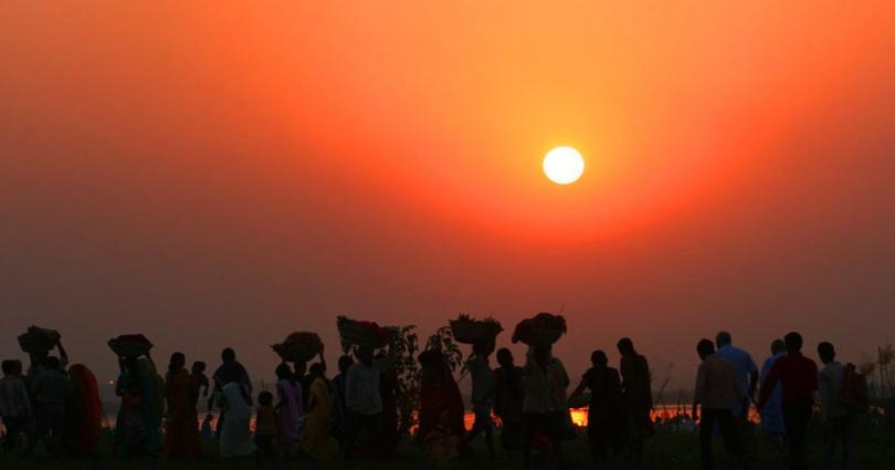 छठ पर्वको मुख्य दिन आज अस्ताउँदो सूर्यलाई पूजा आराधना गरी अघ्र्य दिइँदै
