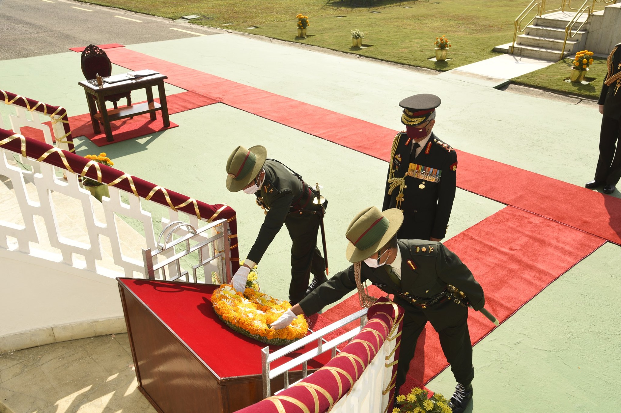 भारतीय स्थल सेनाध्यक्ष नरवणेद्वारा  सैनिक मञ्च टुँडिखेलस्थित वीरस्मारकमा श्रद्धाञ्जलि अर्पण
