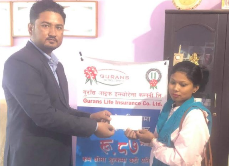 गुराँस लाईफ इन्स्योरेन्सले दियो मृतकका परिवारलाई १० लाख बीमा दावी भुक्तानी