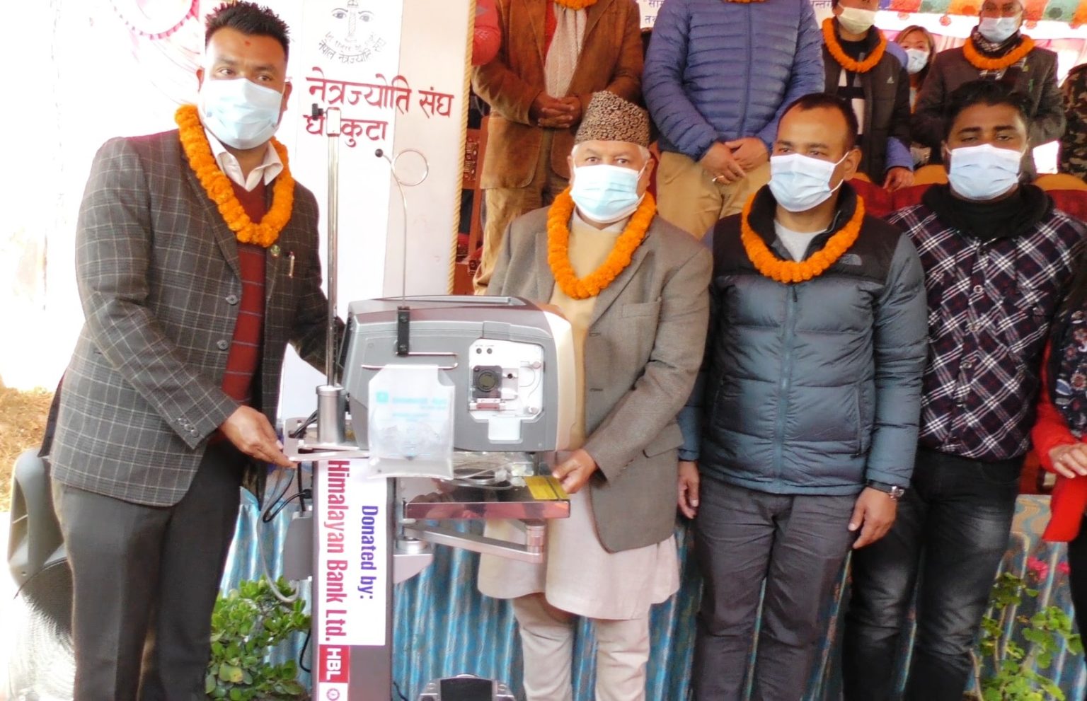 हिमालयन बैंकले दियो आँखा अस्पताललाई ३५ लाखको स्वास्थ्य उपकरण