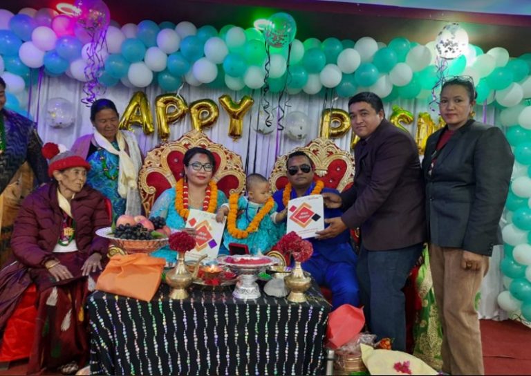 अन्नप्राशनको अवसरमा अभिवाकले छोरीलाई दिए एक करोडको बीमा पोलिसी उपहार